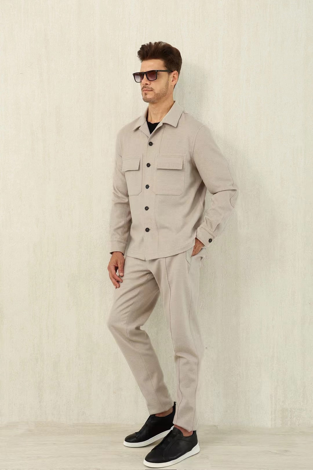 Loro Piana – Overshirt, Hose und Slip-On-Sneaker in Beige & Schwarz Herren