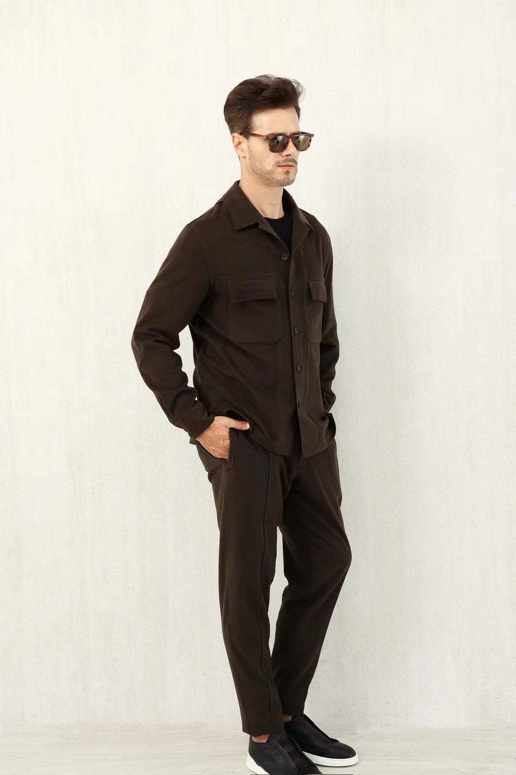 Loro Piana – Overshirt, Hose und Slip-On-Sneaker in Braun & Schwarz Herren