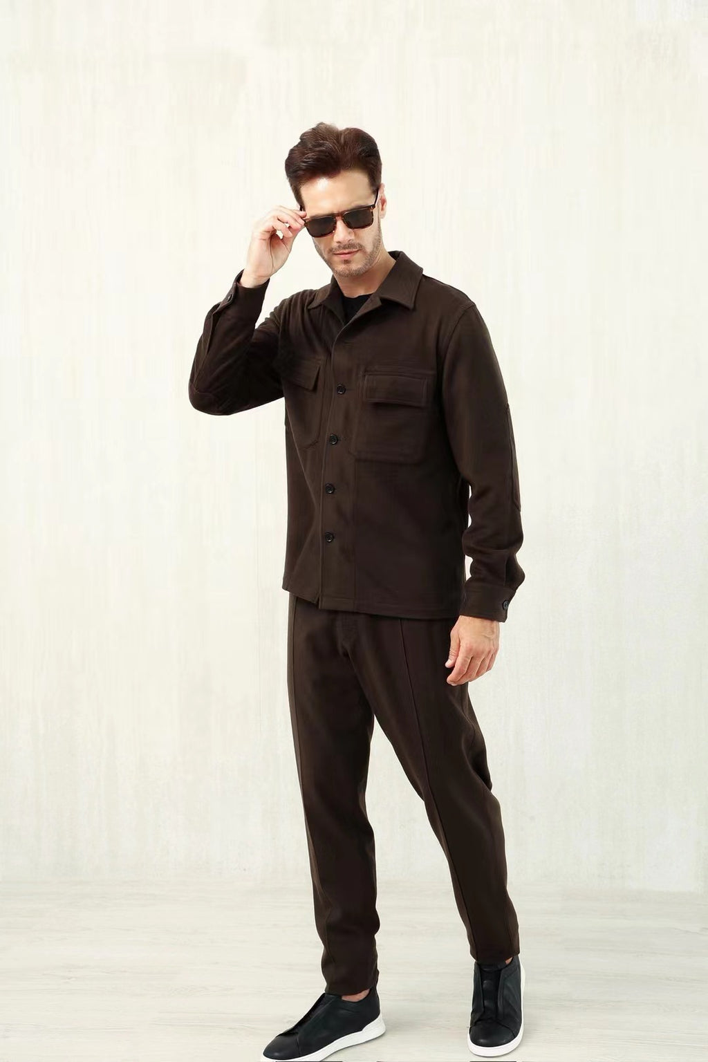 Loro Piana – Overshirt, Hose und Slip-On-Sneaker in Braun & Schwarz Herren