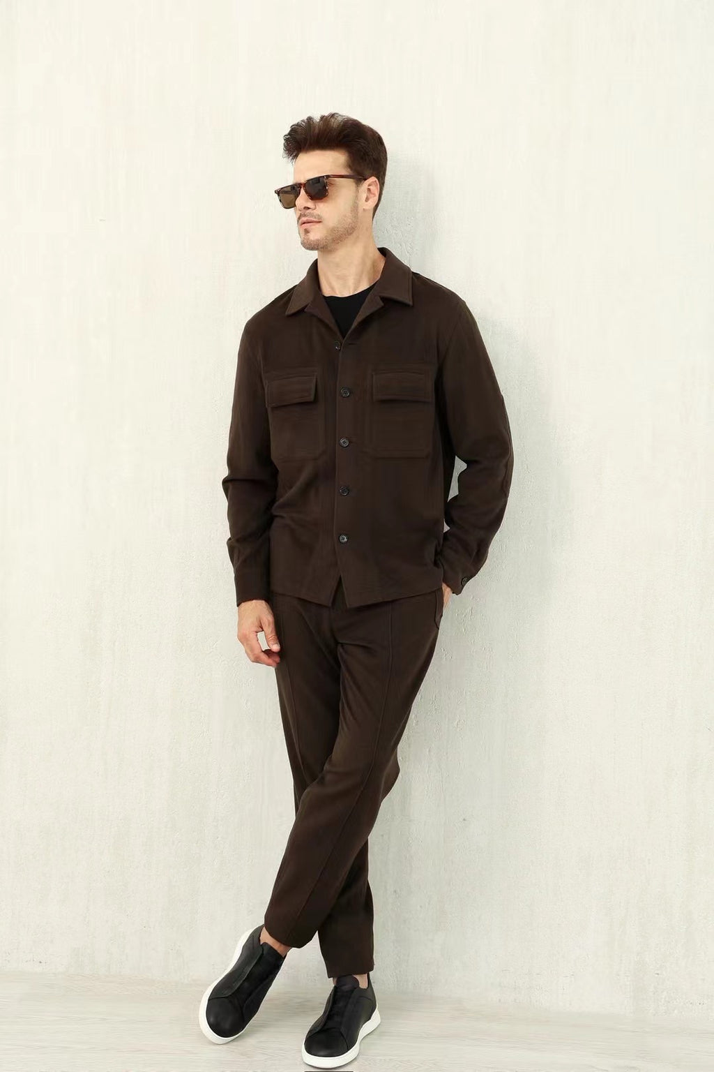 Loro Piana – Overshirt, Hose und Slip-On-Sneaker in Braun & Schwarz Herren