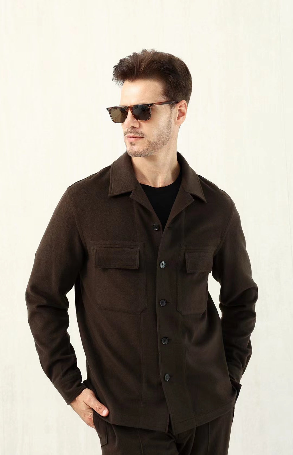 Loro Piana – Overshirt, Hose und Slip-On-Sneaker in Braun & Schwarz Herren