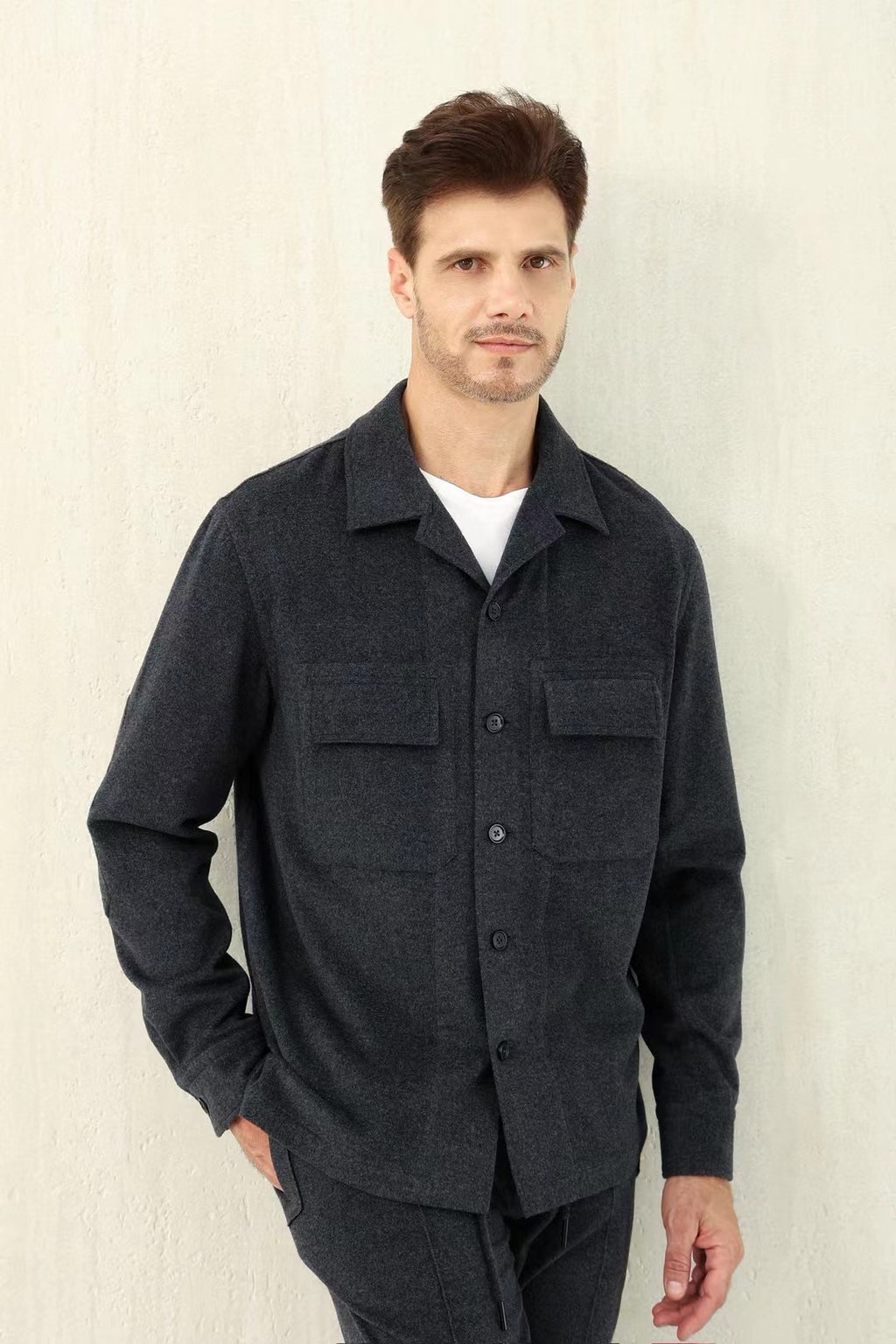 Loro Piana – Overshirt, Hose und T-Shirt in Dunkelgrau & Weiss Herren