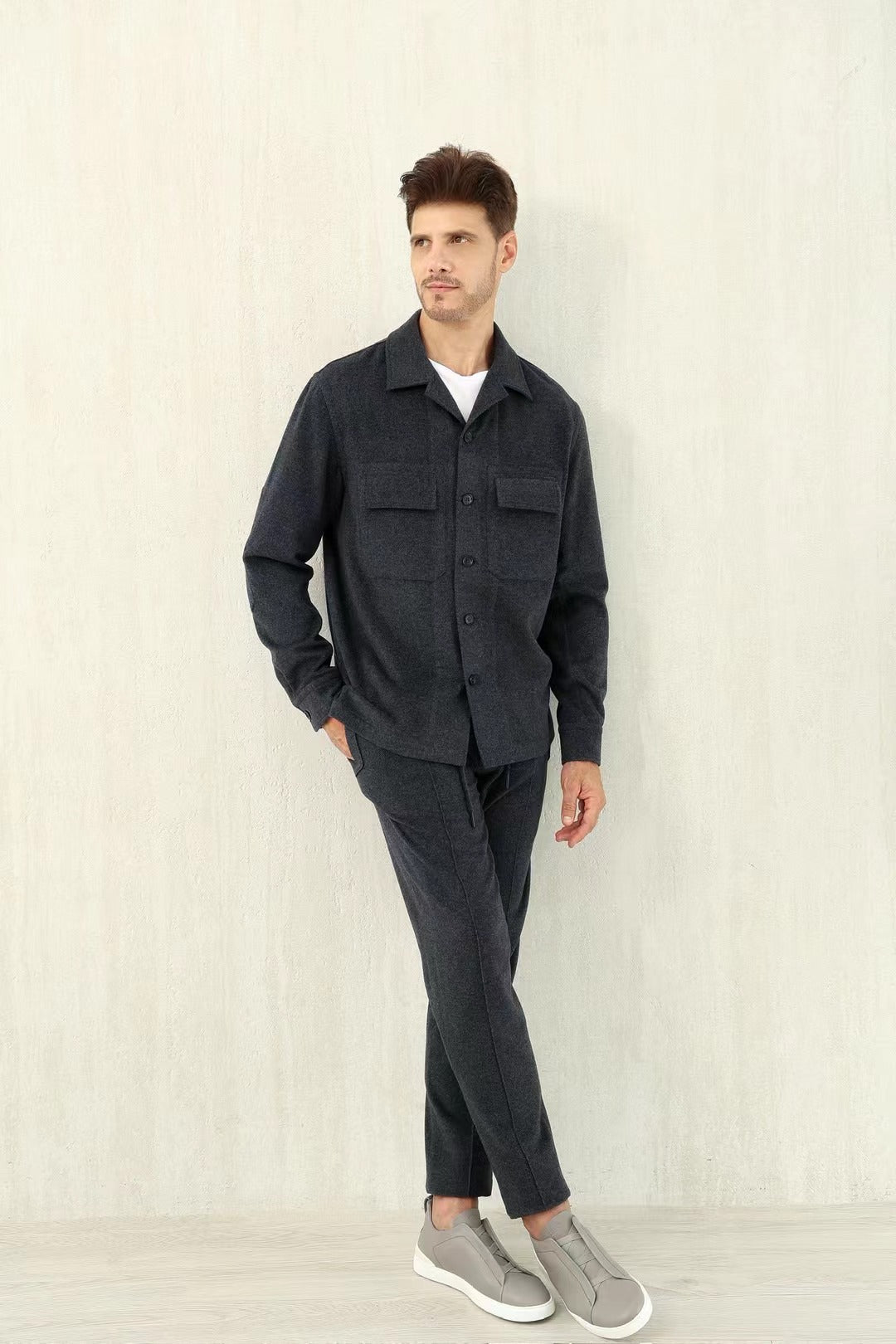 Loro Piana – Overshirt, Hose und T-Shirt in Dunkelgrau & Weiss Herren