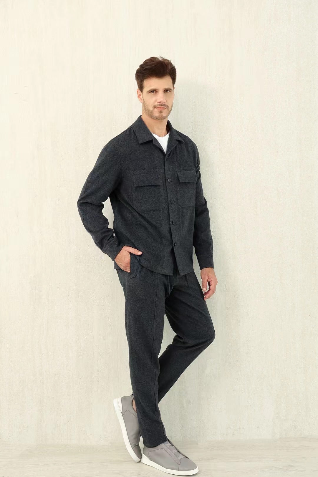 Loro Piana – Overshirt, Hose und T-Shirt in Dunkelgrau & Weiss Herren
