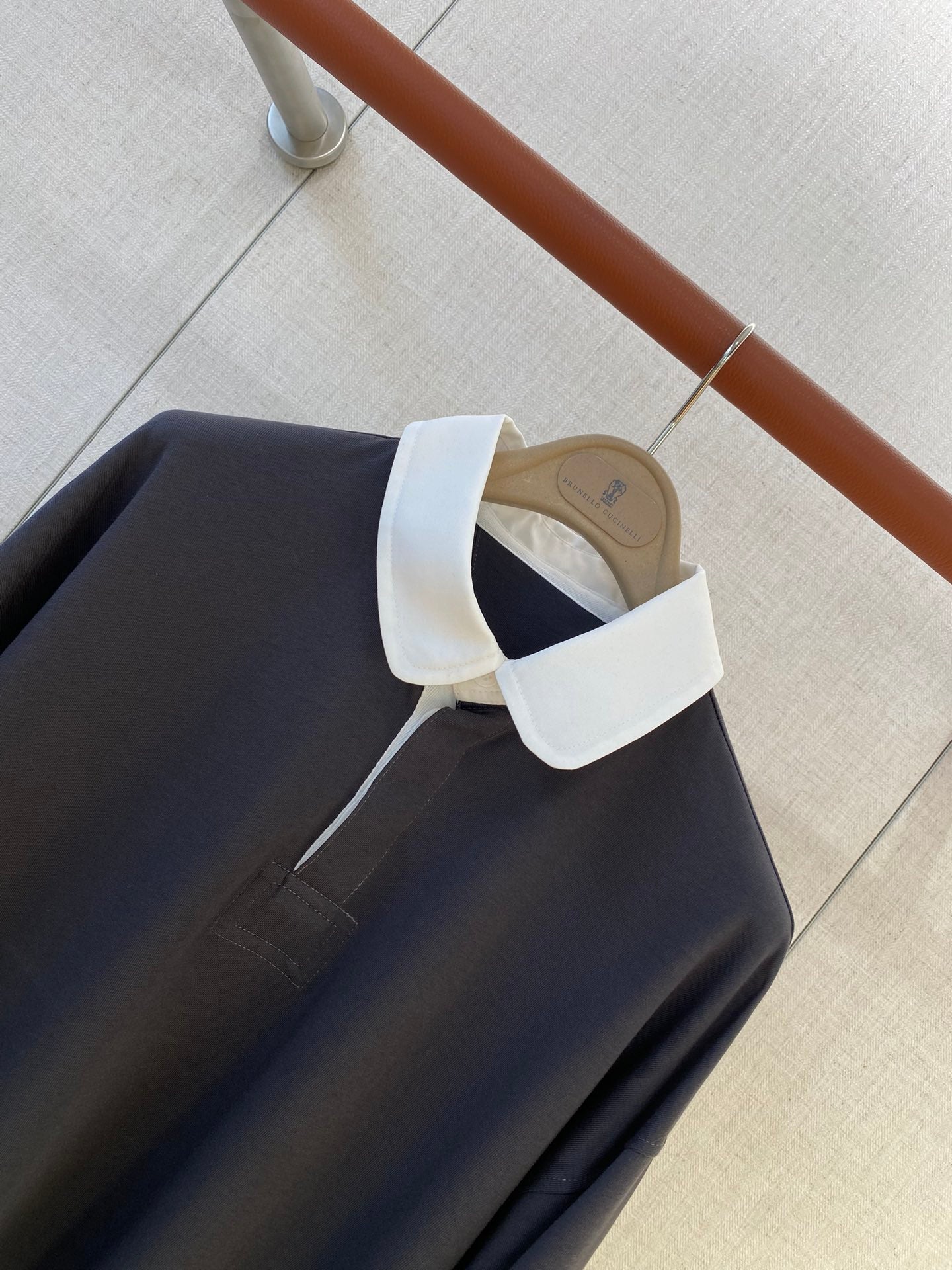 Brunello Cucinelli Poloshirt mit weißem Kontrastkragen – Eleganz in Schwarz