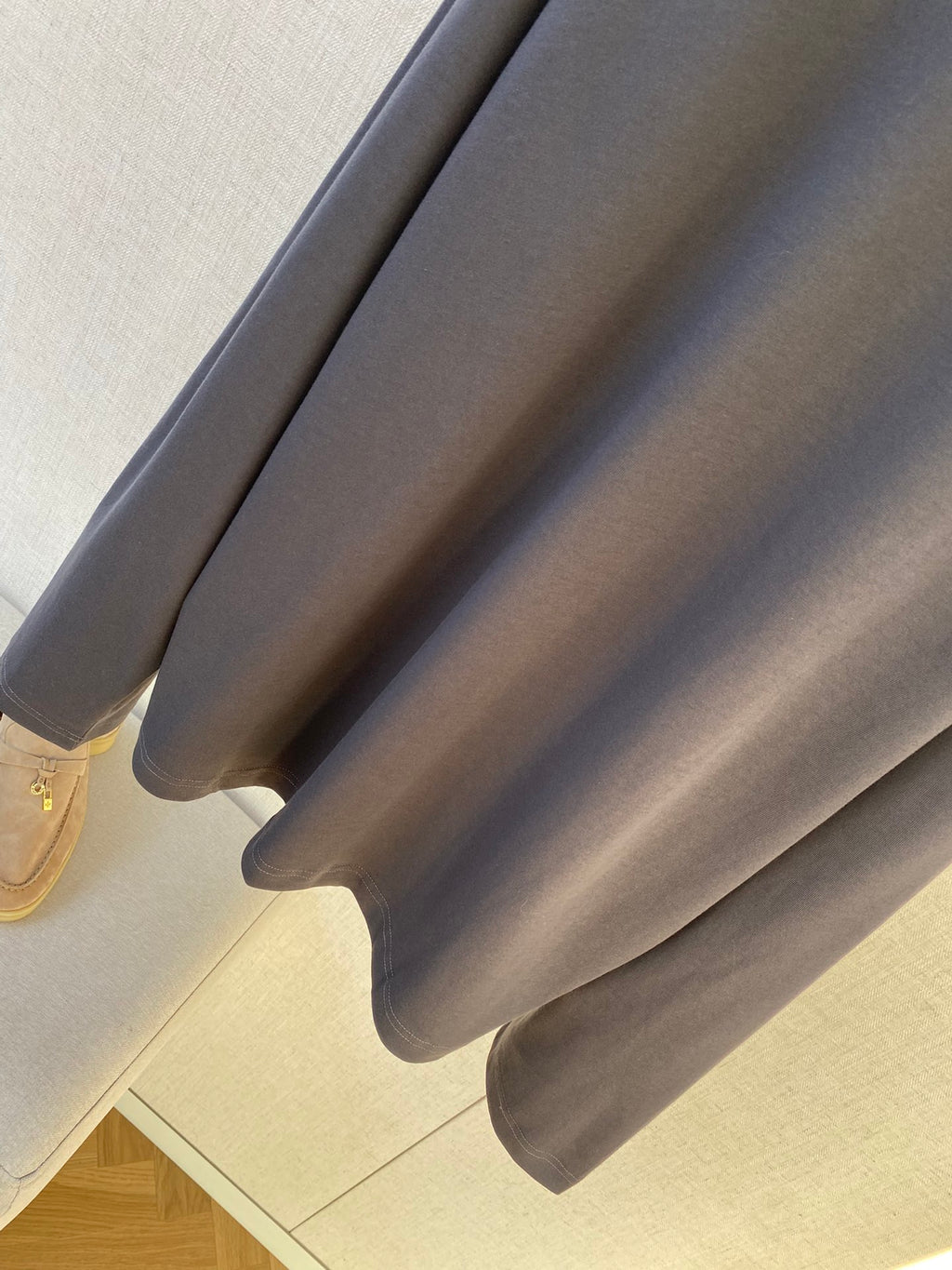 Brunello Cucinelli Poloshirt mit weißem Kontrastkragen – Eleganz in Schwarz