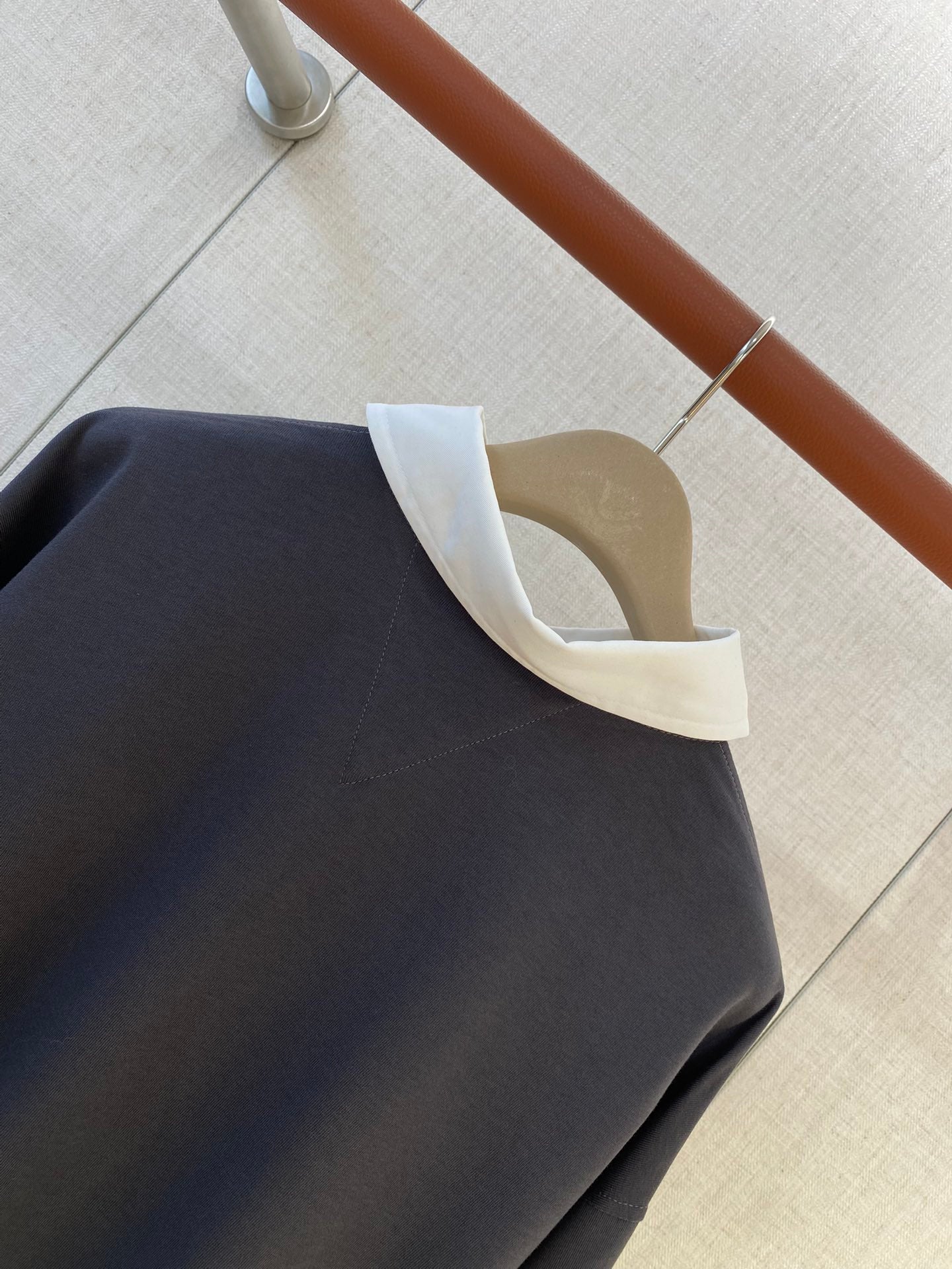 Brunello Cucinelli Poloshirt mit weißem Kontrastkragen – Eleganz in Schwarz