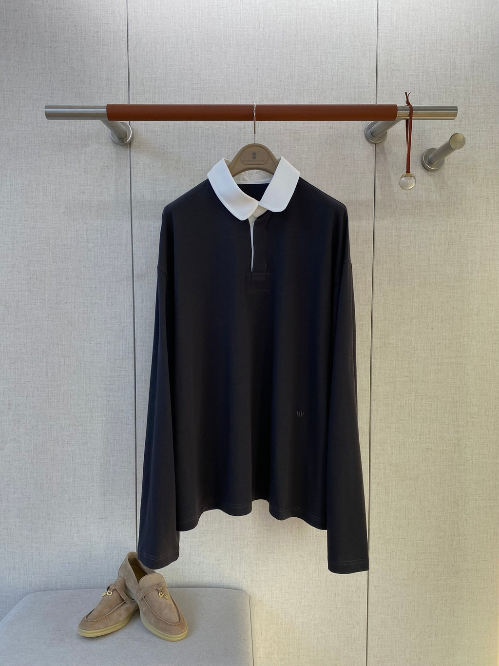 Brunello Cucinelli Poloshirt mit weißem Kontrastkragen – Eleganz in Schwarz