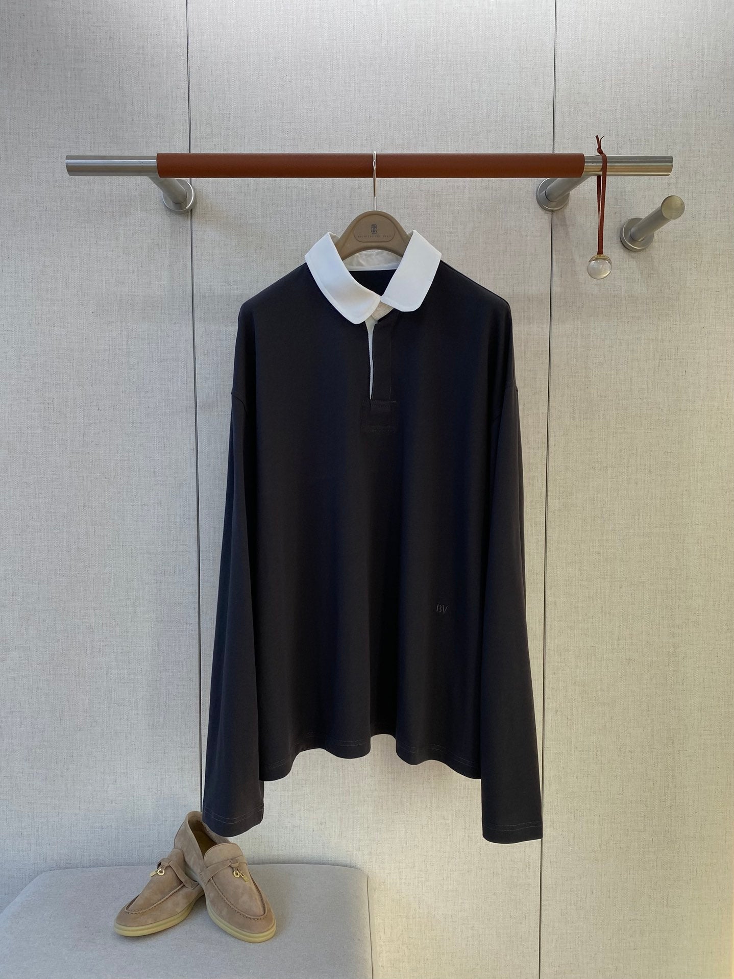 Brunello Cucinelli Poloshirt mit weißem Kontrastkragen – Eleganz in Schwarz