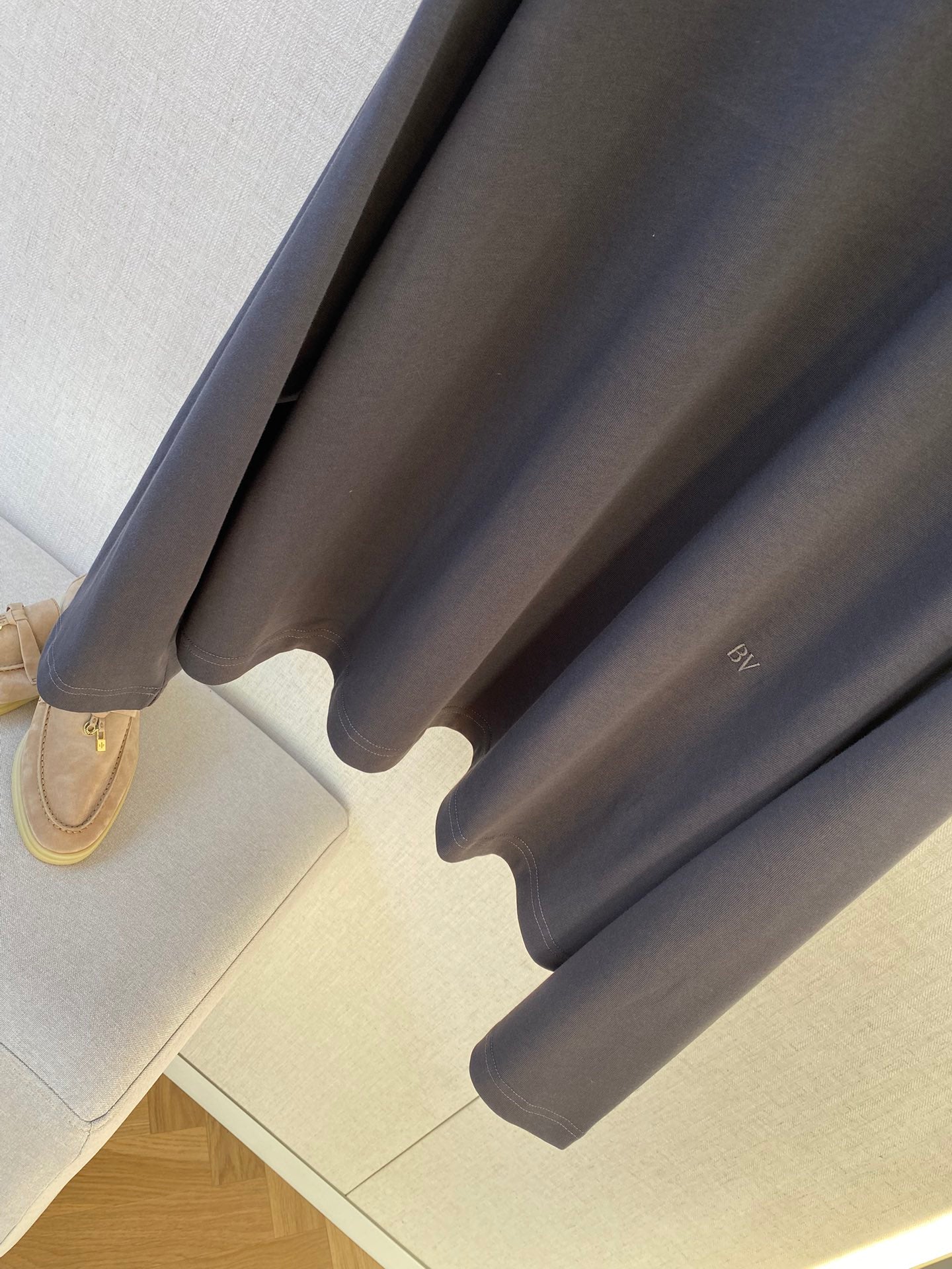 Brunello Cucinelli Poloshirt mit weißem Kontrastkragen – Eleganz in Schwarz