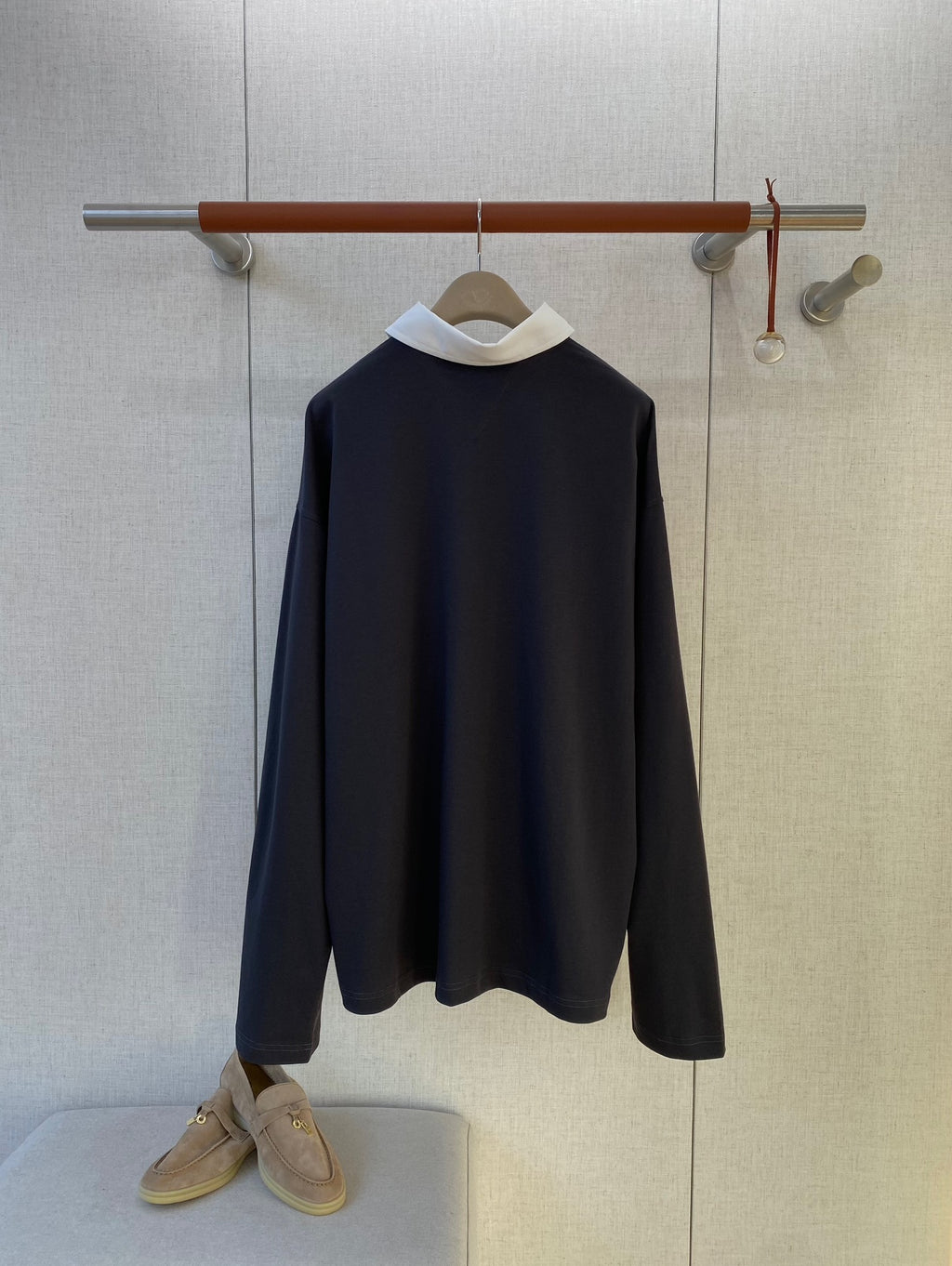 Brunello Cucinelli Poloshirt mit weißem Kontrastkragen – Eleganz in Schwarz