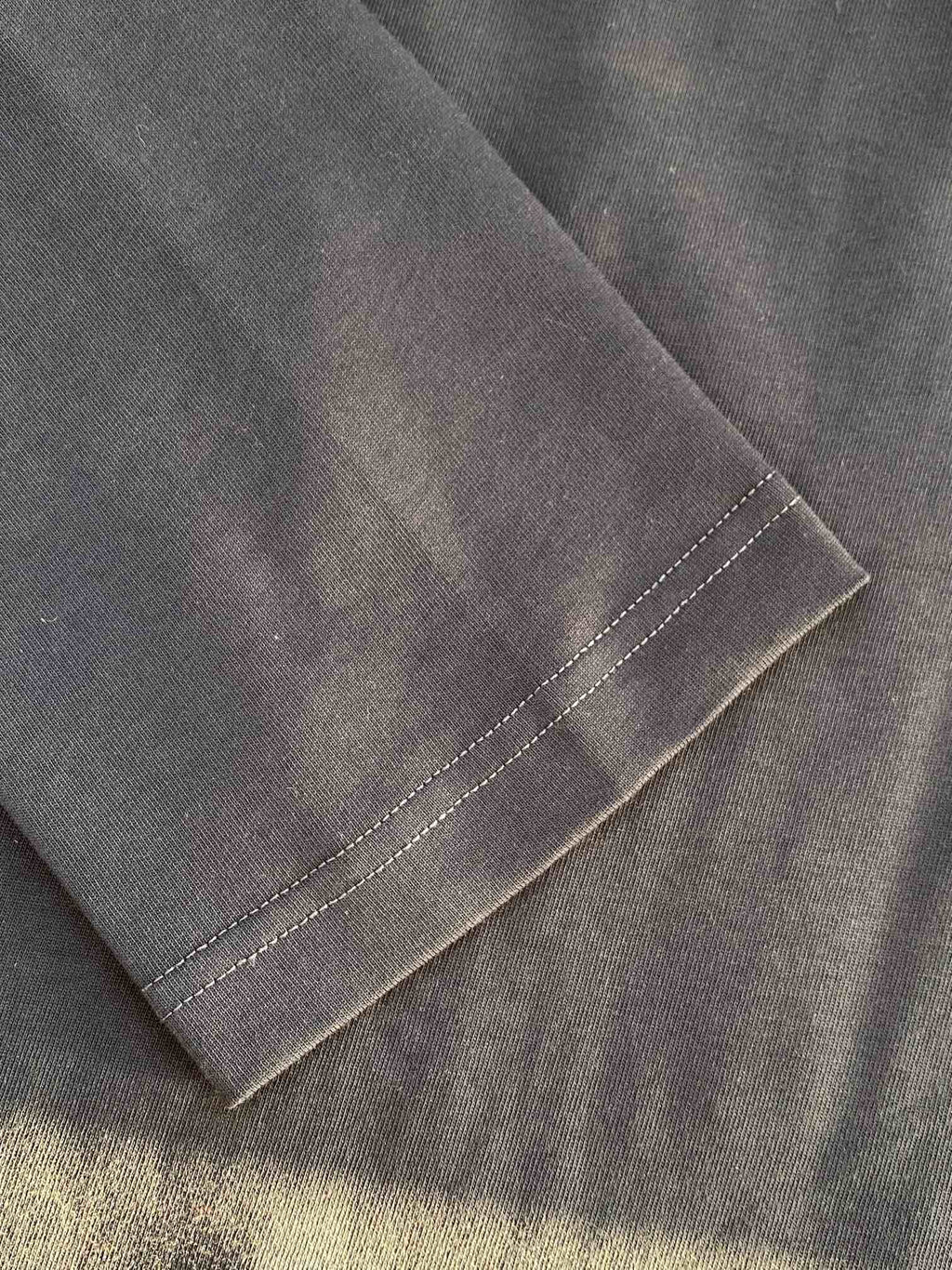 Brunello Cucinelli Poloshirt mit weißem Kontrastkragen – Eleganz in Schwarz