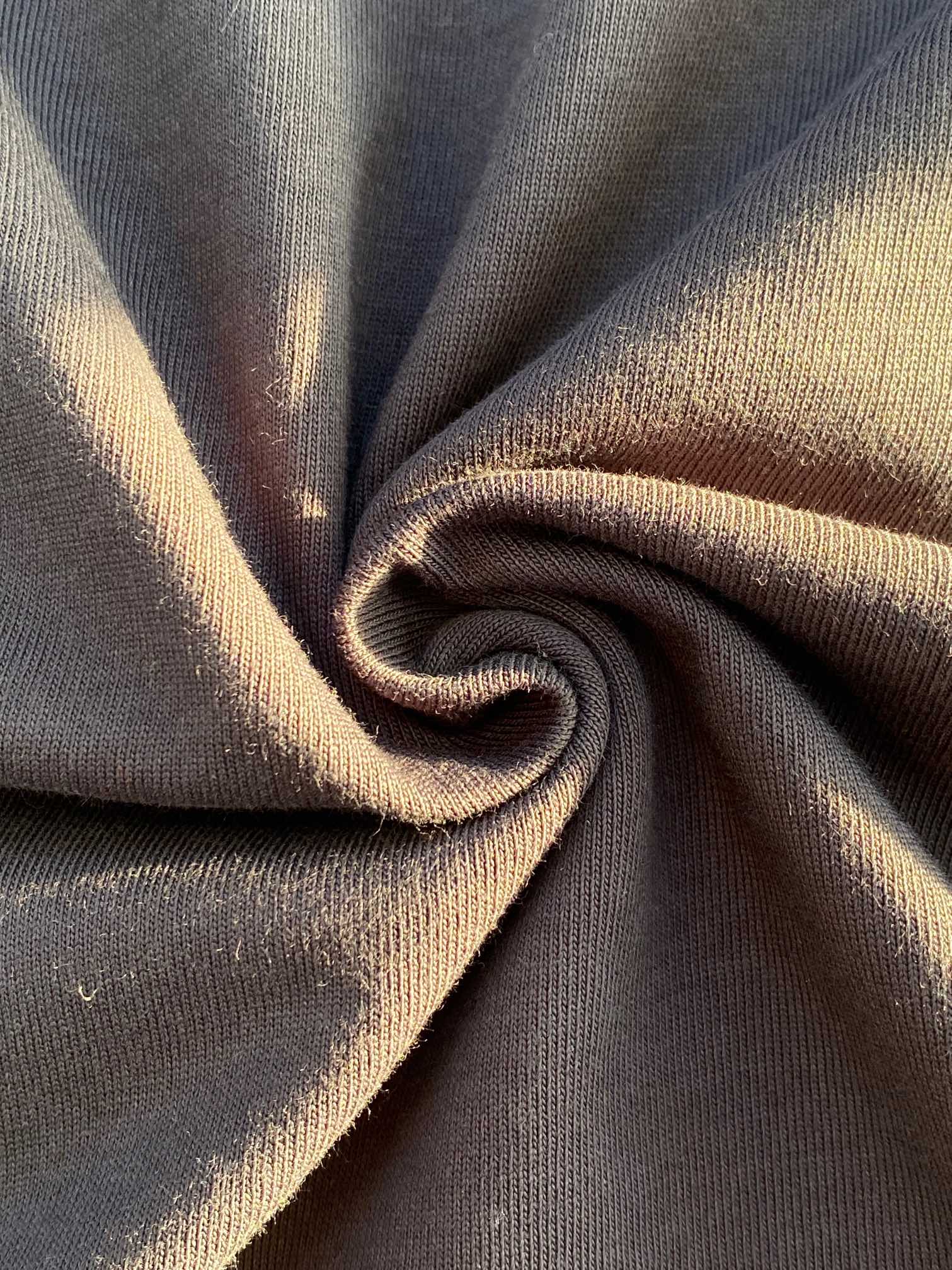 Brunello Cucinelli Poloshirt mit weißem Kontrastkragen – Eleganz in Schwarz