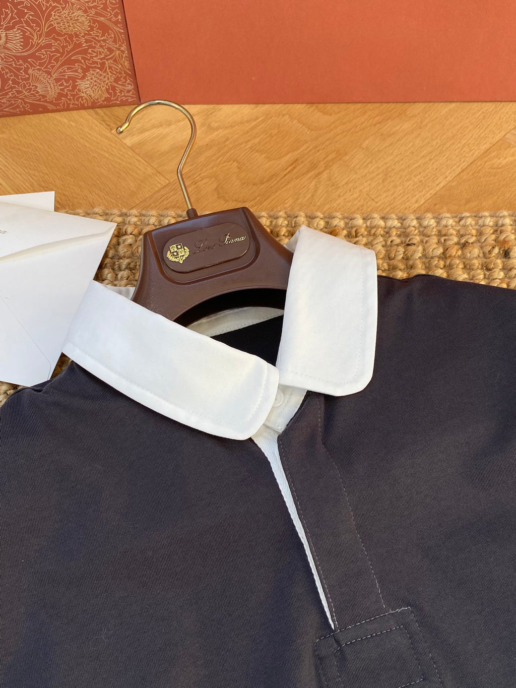 Brunello Cucinelli Poloshirt mit weißem Kontrastkragen – Eleganz in Schwarz