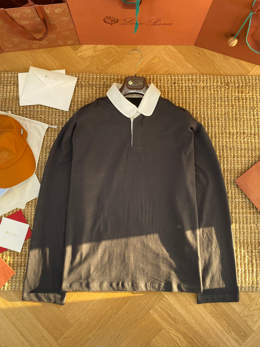 Brunello Cucinelli Poloshirt mit weißem Kontrastkragen – Eleganz in Schwarz