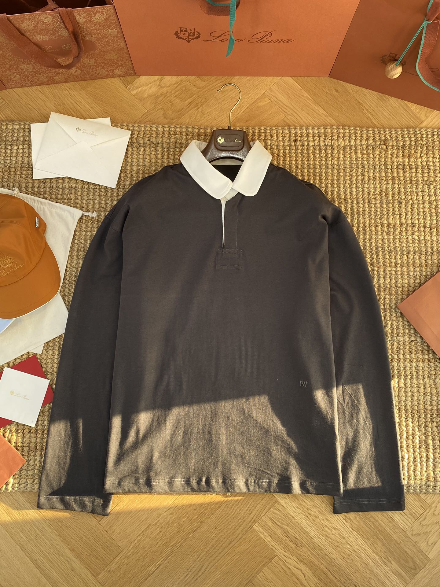 Brunello Cucinelli Poloshirt mit weißem Kontrastkragen – Eleganz in Schwarz