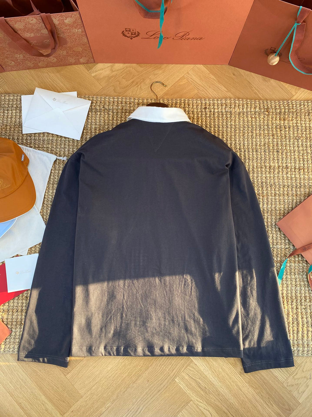 Brunello Cucinelli Poloshirt mit weißem Kontrastkragen – Eleganz in Schwarz