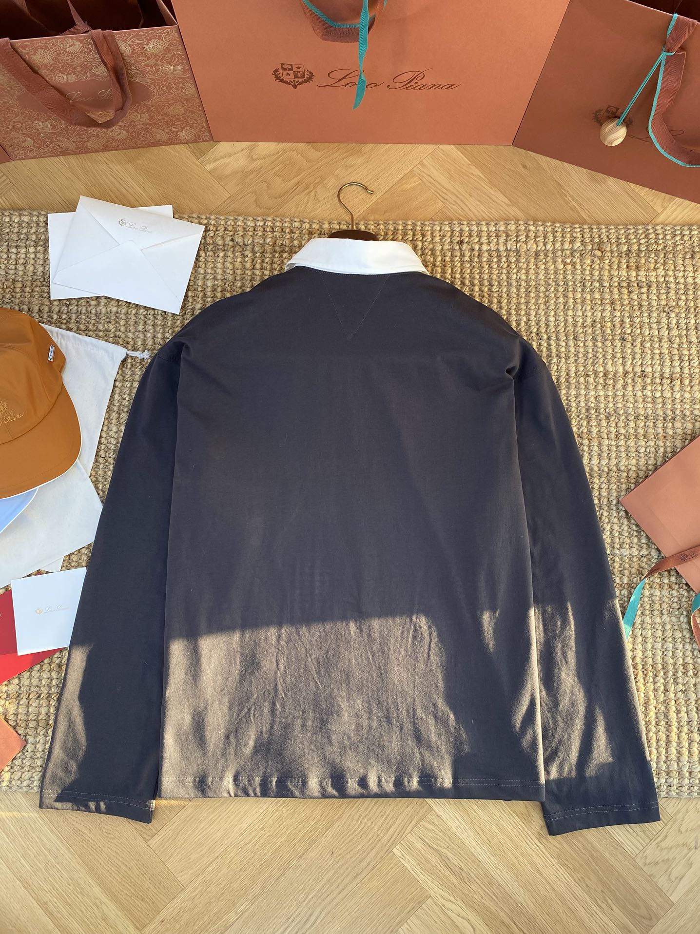 Brunello Cucinelli Poloshirt mit weißem Kontrastkragen – Eleganz in Schwarz