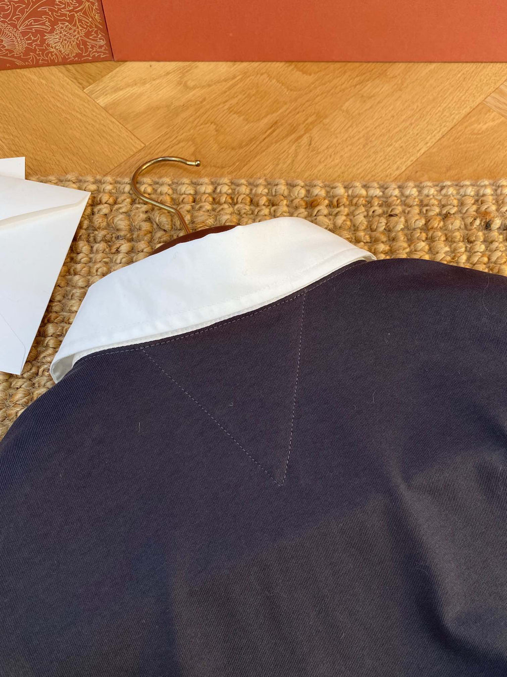 Brunello Cucinelli Poloshirt mit weißem Kontrastkragen – Eleganz in Schwarz