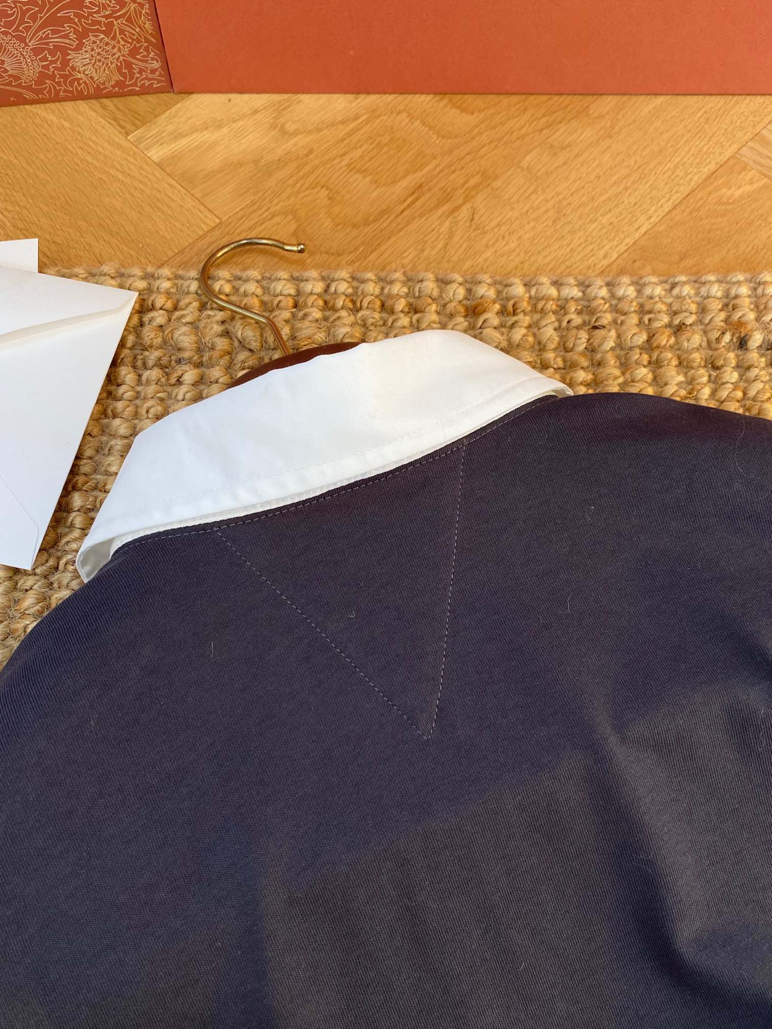 Brunello Cucinelli Poloshirt mit weißem Kontrastkragen – Eleganz in Schwarz