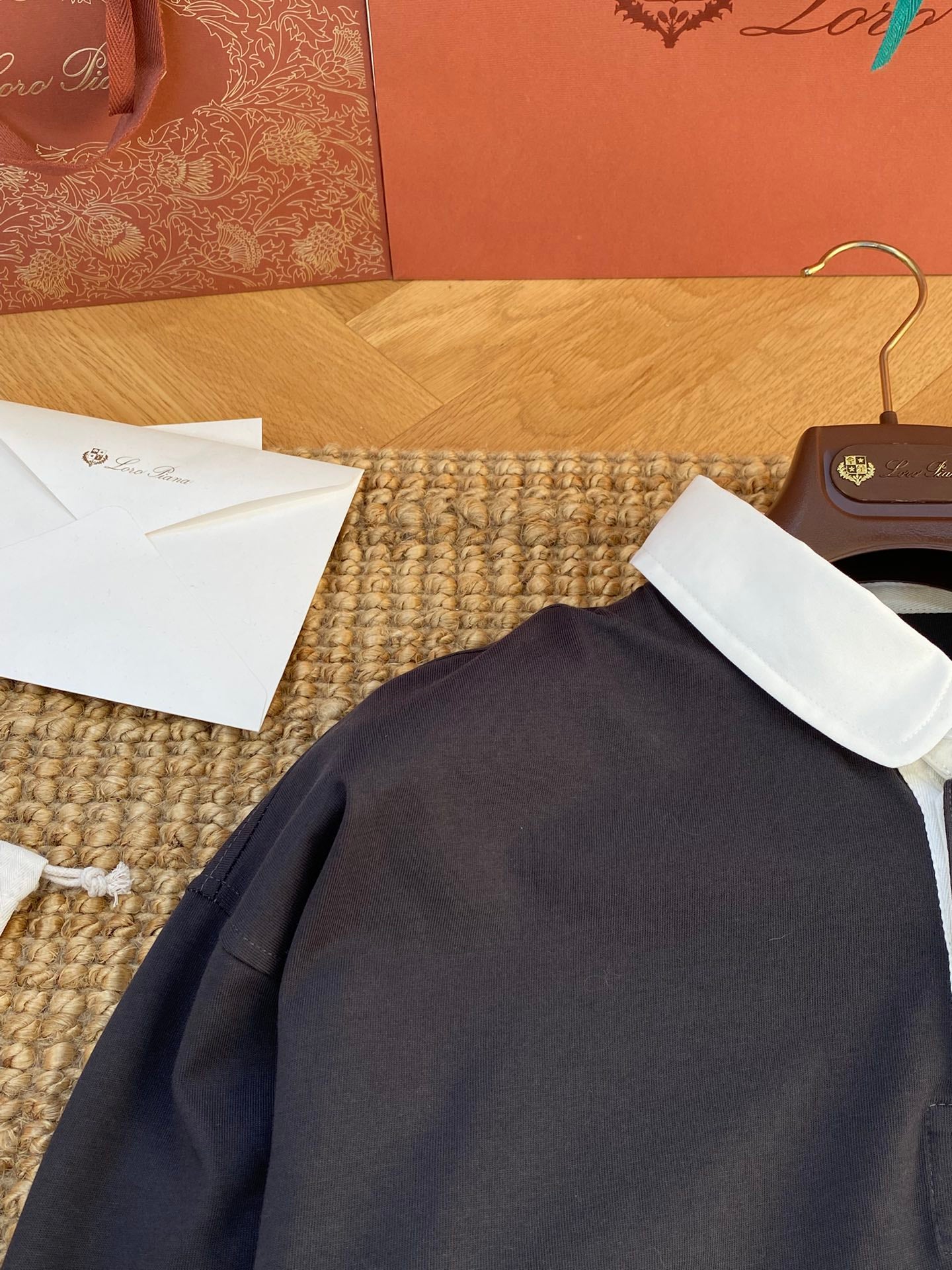 Brunello Cucinelli Poloshirt mit weißem Kontrastkragen – Eleganz in Schwarz