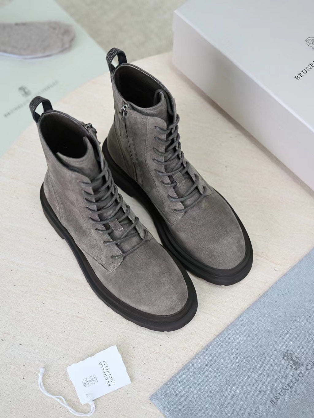 Brunello Cucinelli Herren-Stiefeletten aus Wildleder in Grau