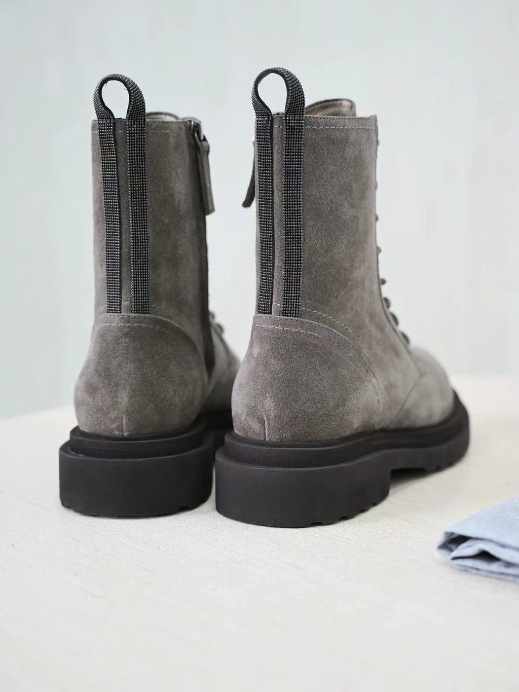 Brunello Cucinelli Herren-Stiefeletten aus Wildleder in Grau