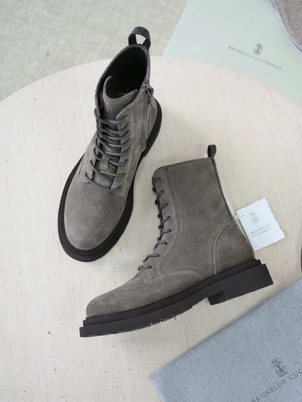 Brunello Cucinelli Herren-Stiefeletten aus Wildleder in Grau