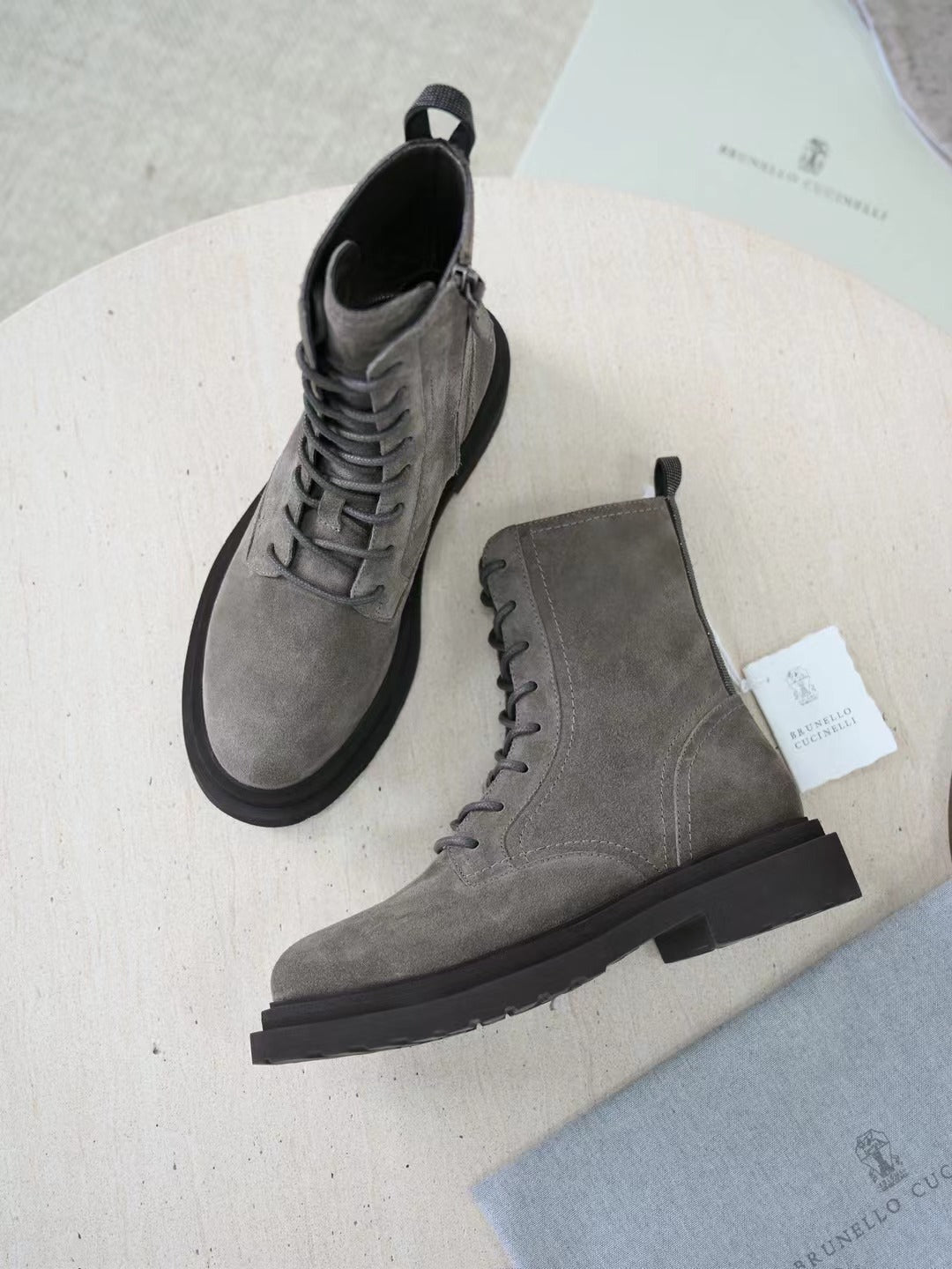 Brunello Cucinelli Herren-Stiefeletten aus Wildleder in Grau