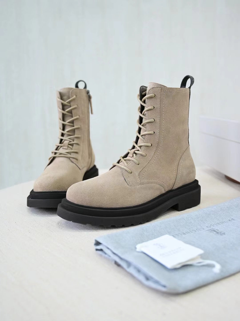 Brunello Cucinelli Herren-Stiefeletten aus Wildleder in Sand