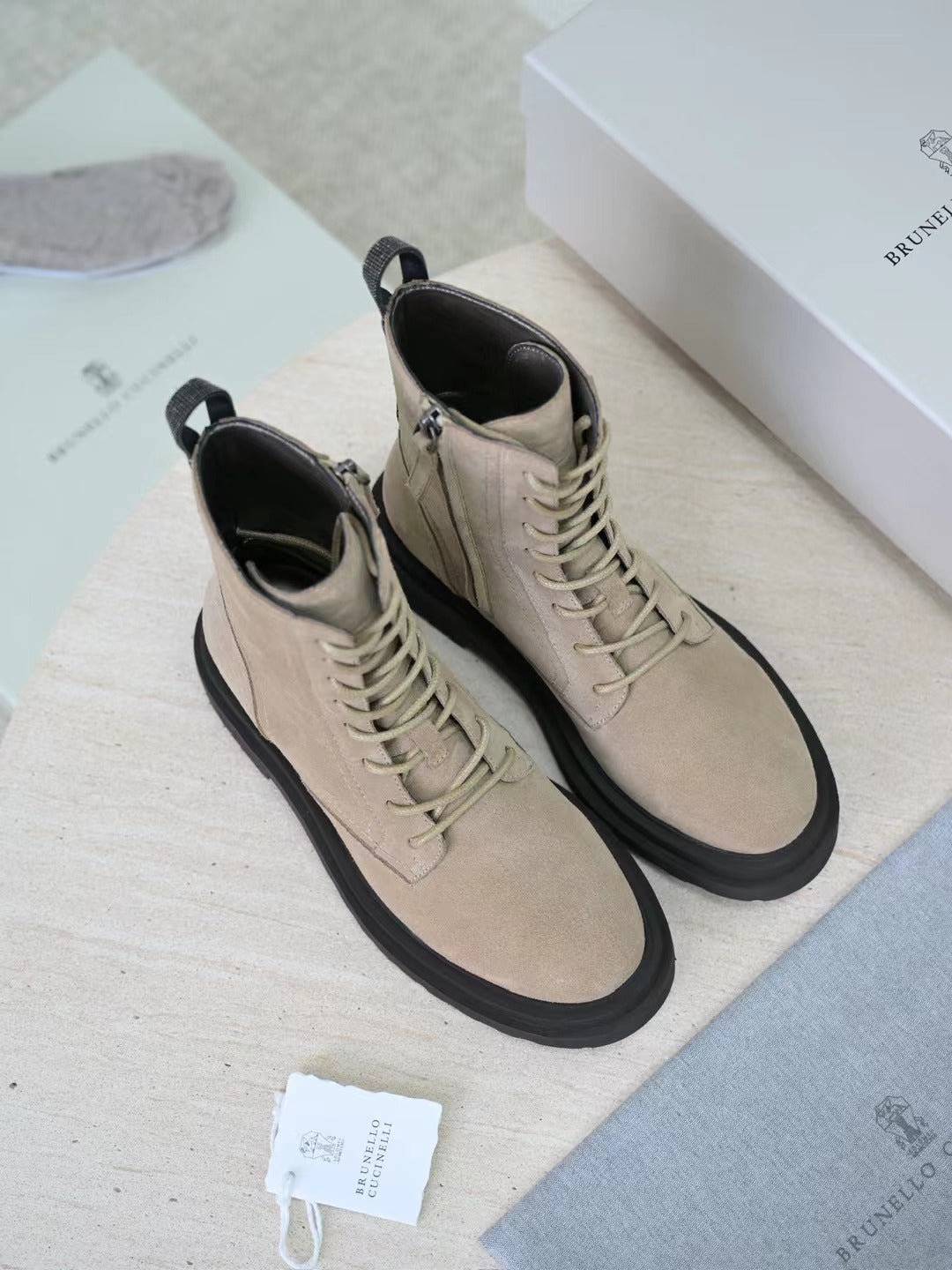 Brunello Cucinelli Herren-Stiefeletten aus Wildleder in Sand