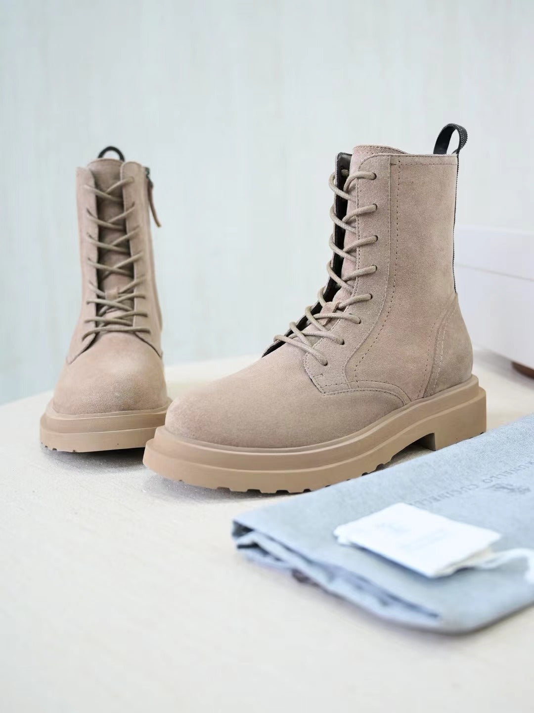 Brunello Cucinelli Herren-Stiefeletten aus Wildleder in Beige