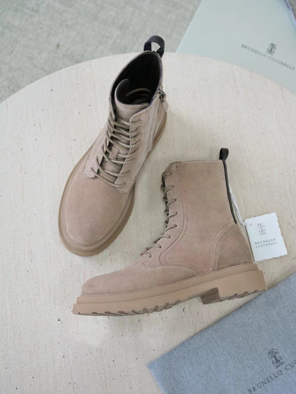 Brunello Cucinelli Herren-Stiefeletten aus Wildleder in Beige