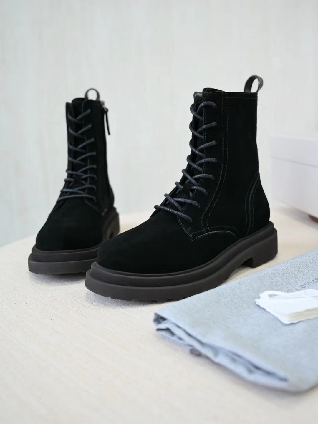 Brunello Cucinelli Herren-Stiefeletten aus Wildleder in Schwarz