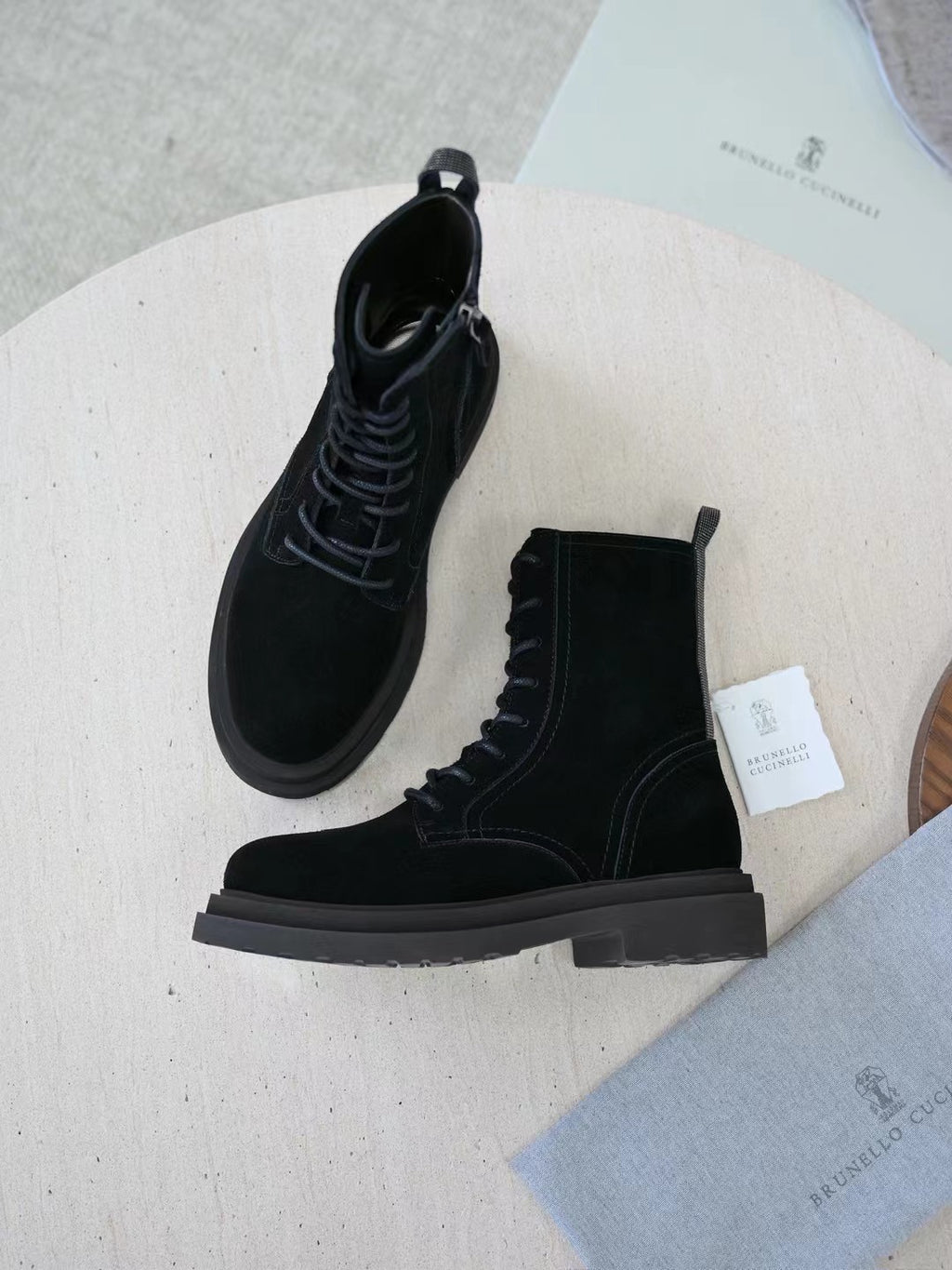 Brunello Cucinelli Herren-Stiefeletten aus Wildleder in Schwarz