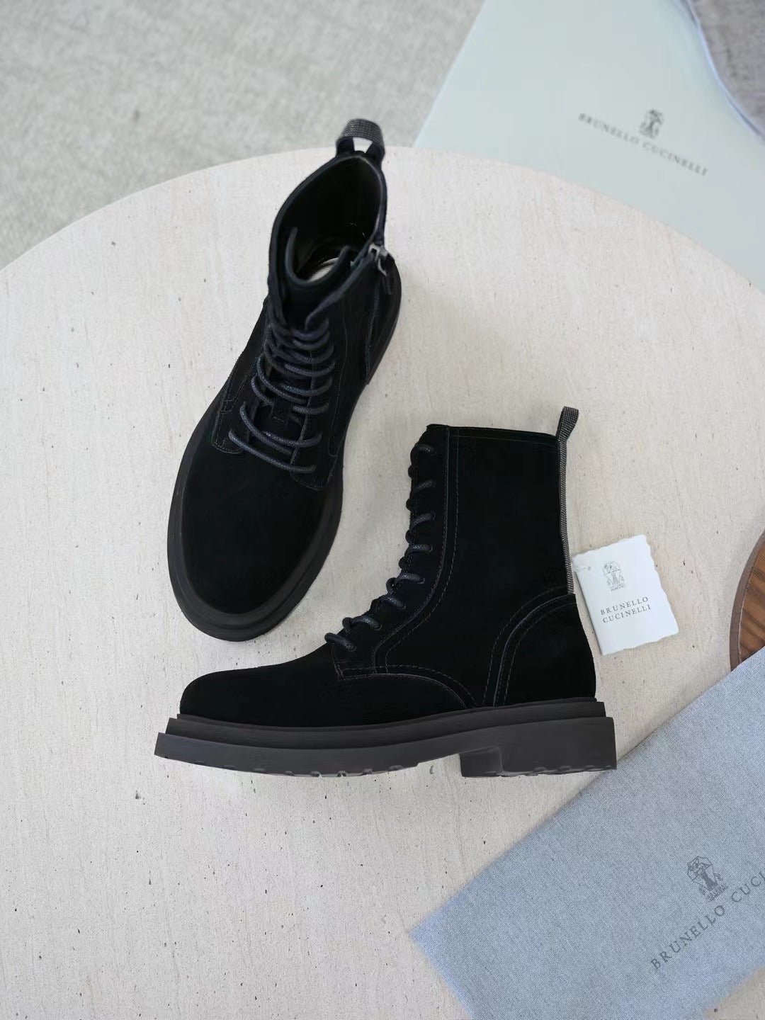 Brunello Cucinelli Herren-Stiefeletten aus Wildleder in Schwarz