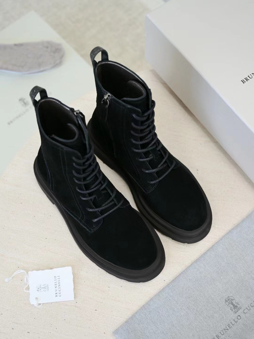 Brunello Cucinelli Herren-Stiefeletten aus Wildleder in Schwarz