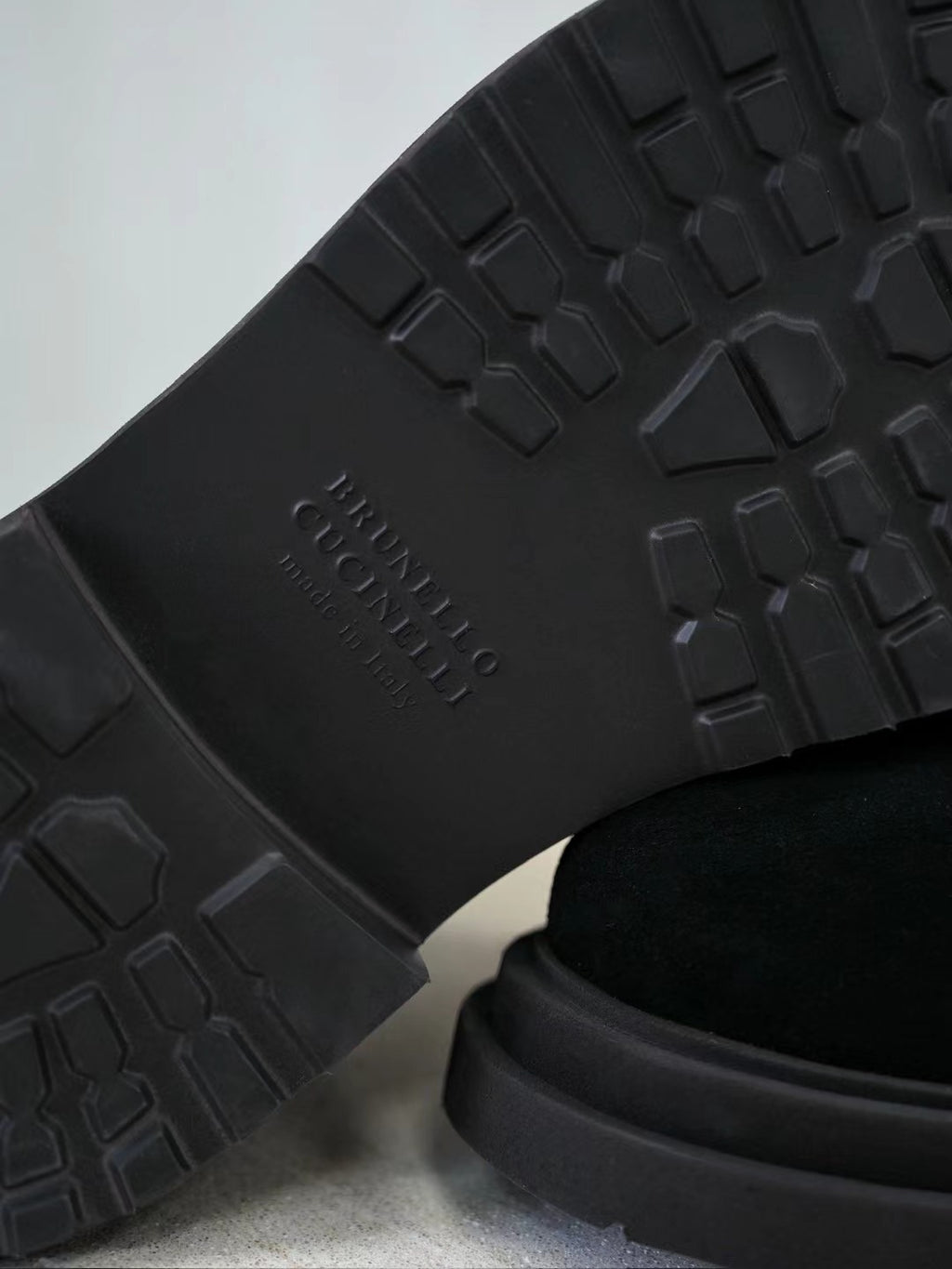 Brunello Cucinelli Herren-Stiefeletten aus Wildleder in Schwarz