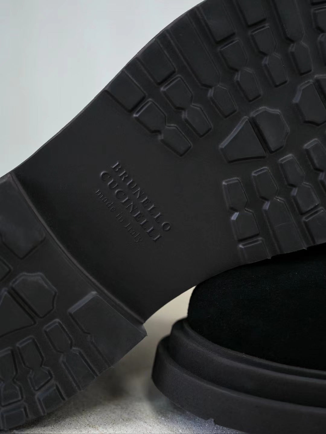 Brunello Cucinelli Herren-Stiefeletten aus Wildleder in Schwarz