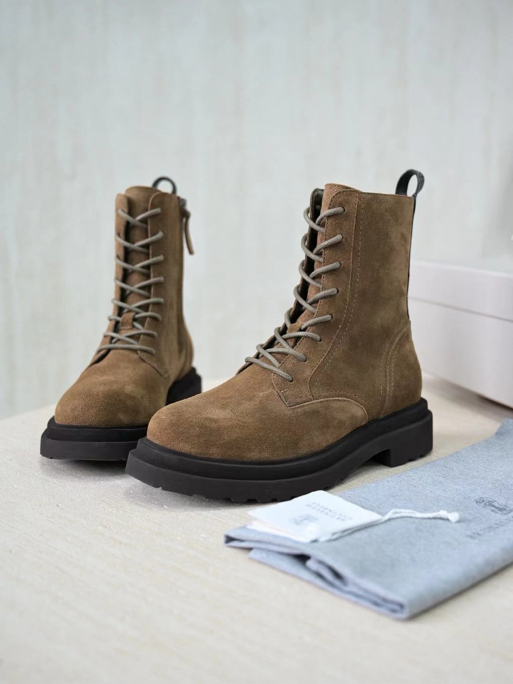 Brunello Cucinelli Herren-Stiefeletten aus Wildleder in Hellbraun