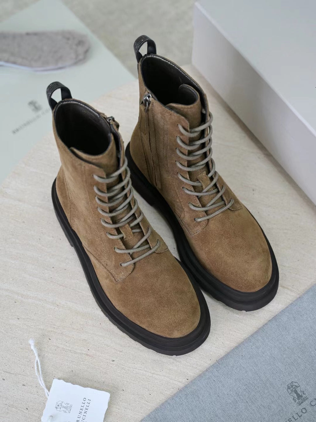 Brunello Cucinelli Herren-Stiefeletten aus Wildleder in Hellbraun