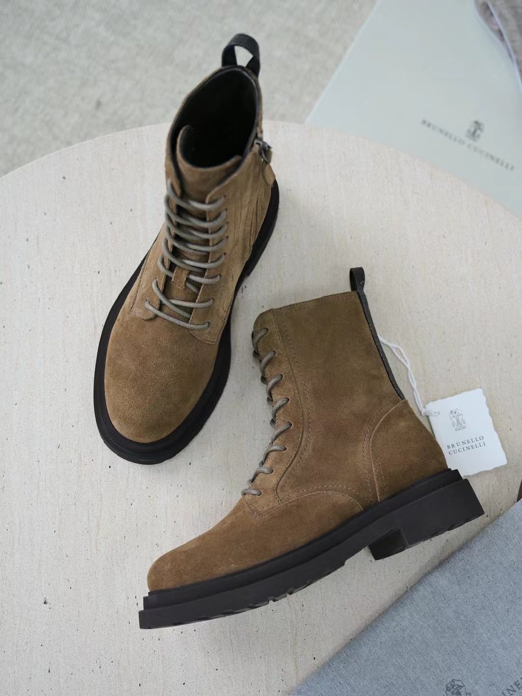 Brunello Cucinelli Herren-Stiefeletten aus Wildleder in Hellbraun