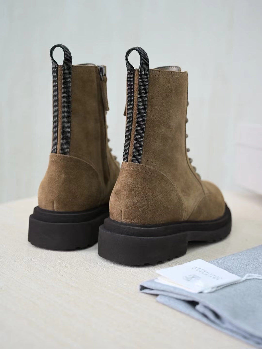 Brunello Cucinelli Herren-Stiefeletten aus Wildleder in Hellbraun