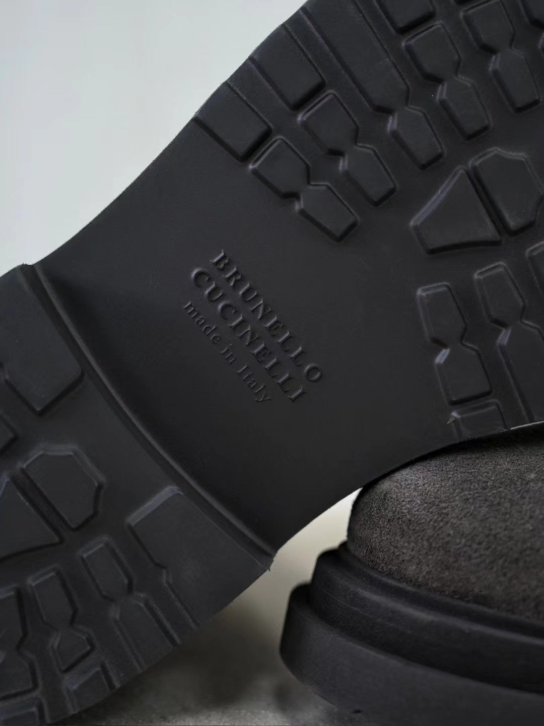 Brunello Cucinelli Herren-Stiefeletten aus Wildleder in Dunkelbraun