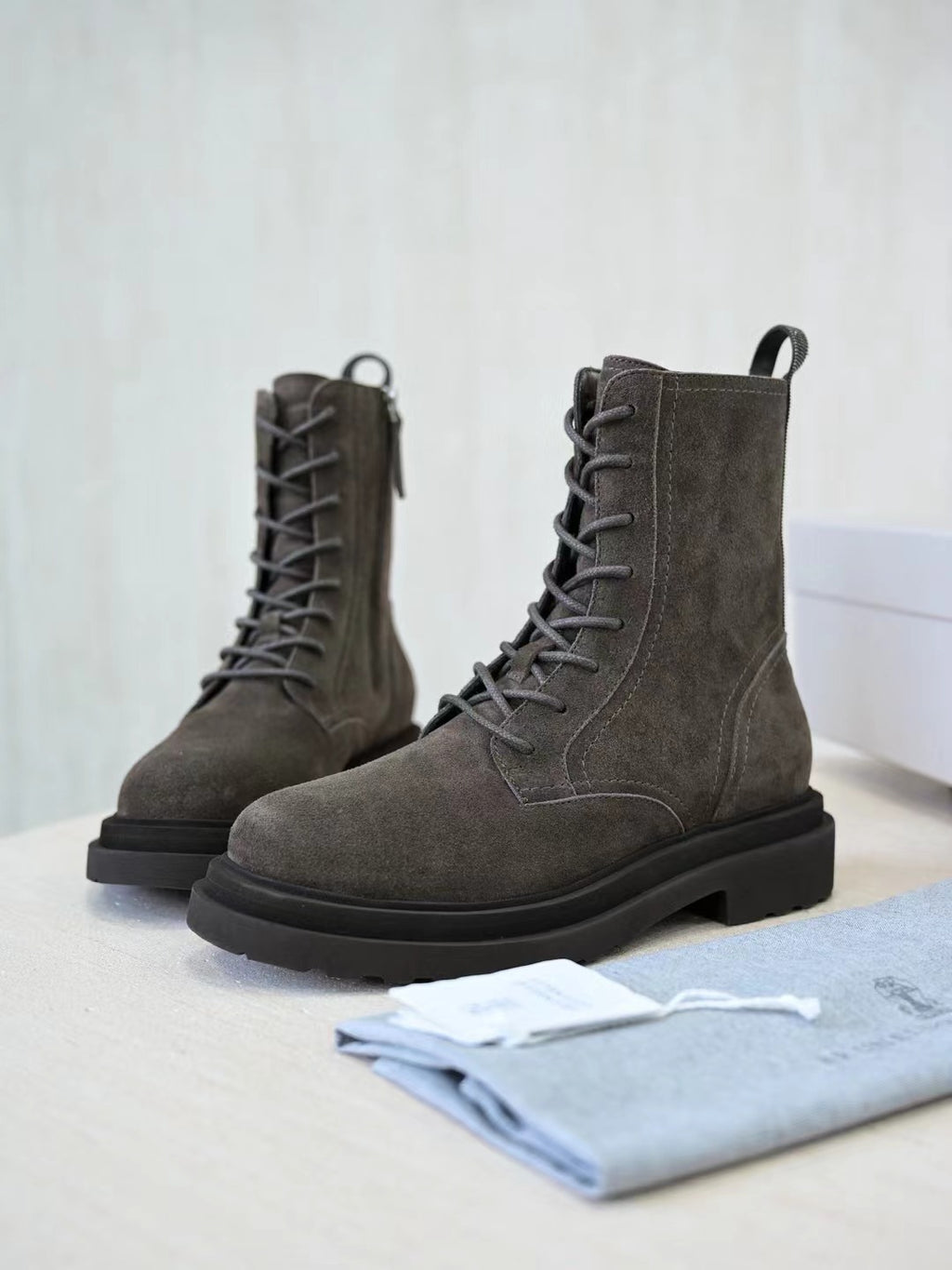 Brunello Cucinelli Herren-Stiefeletten aus Wildleder in Dunkelbraun