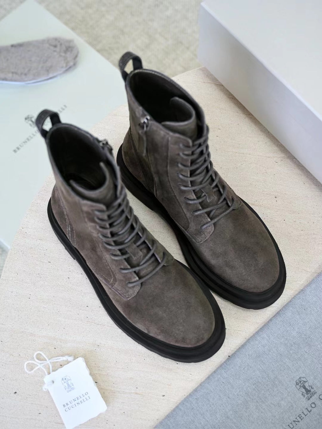 Brunello Cucinelli Herren-Stiefeletten aus Wildleder in Dunkelbraun