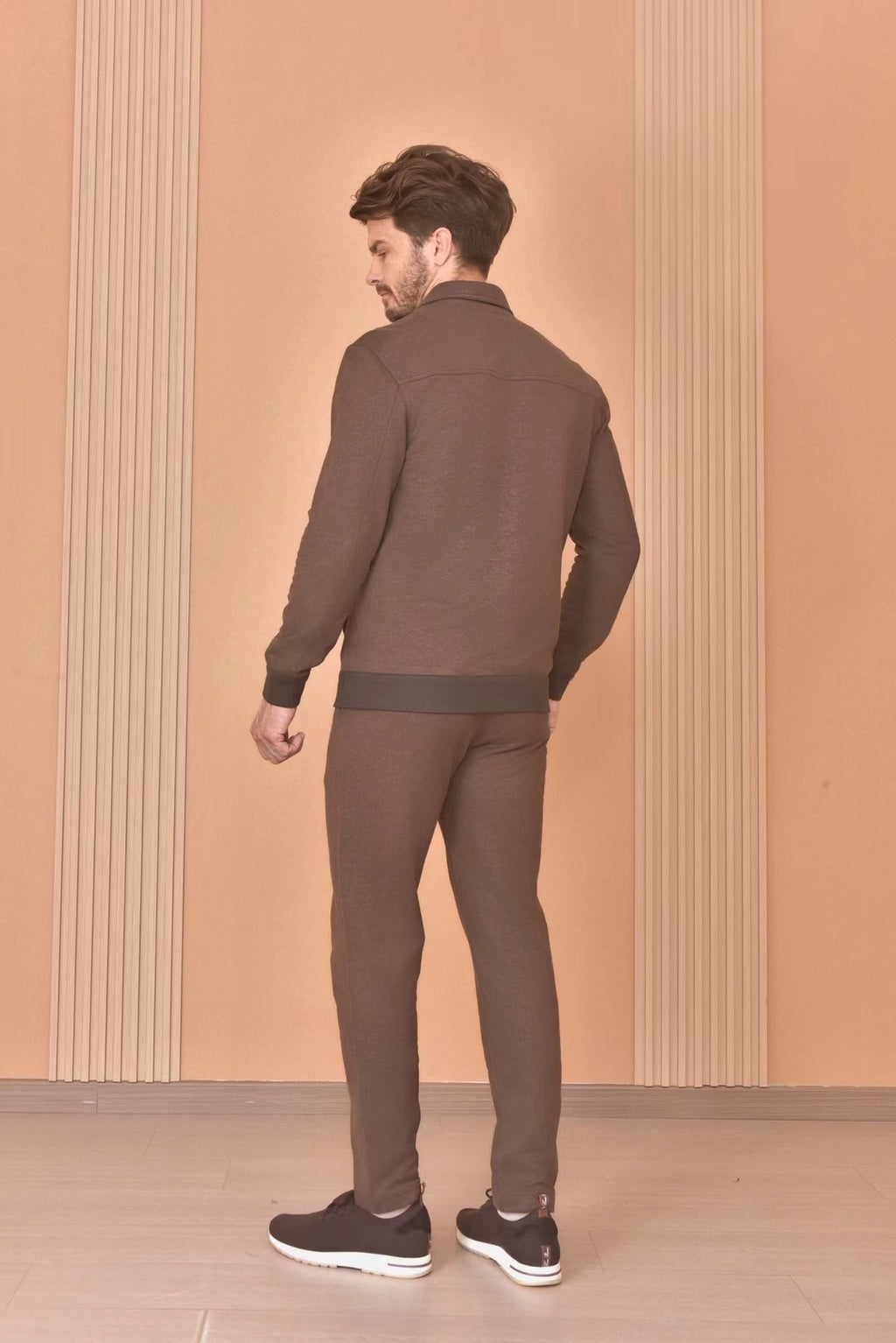 Loro Piana – Zip-Jacke, Hose und Sneaker in Braun & Schwarz Herren