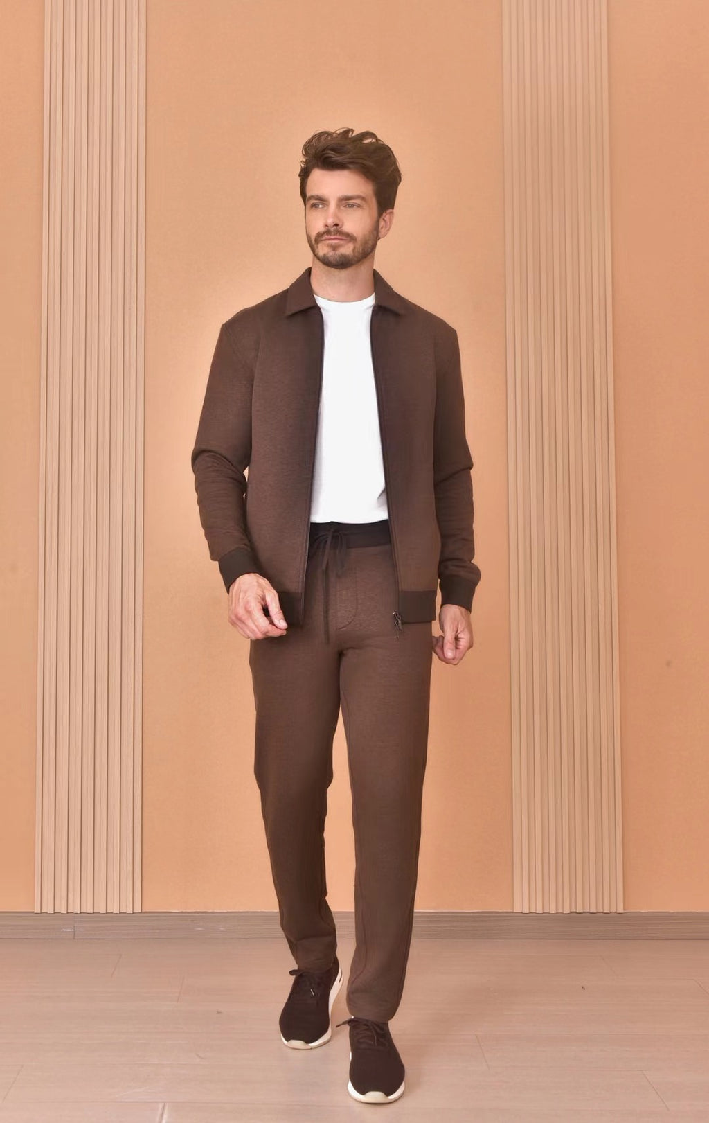 Loro Piana – Zip-Jacke, Hose und Sneaker in Braun & Schwarz Herren