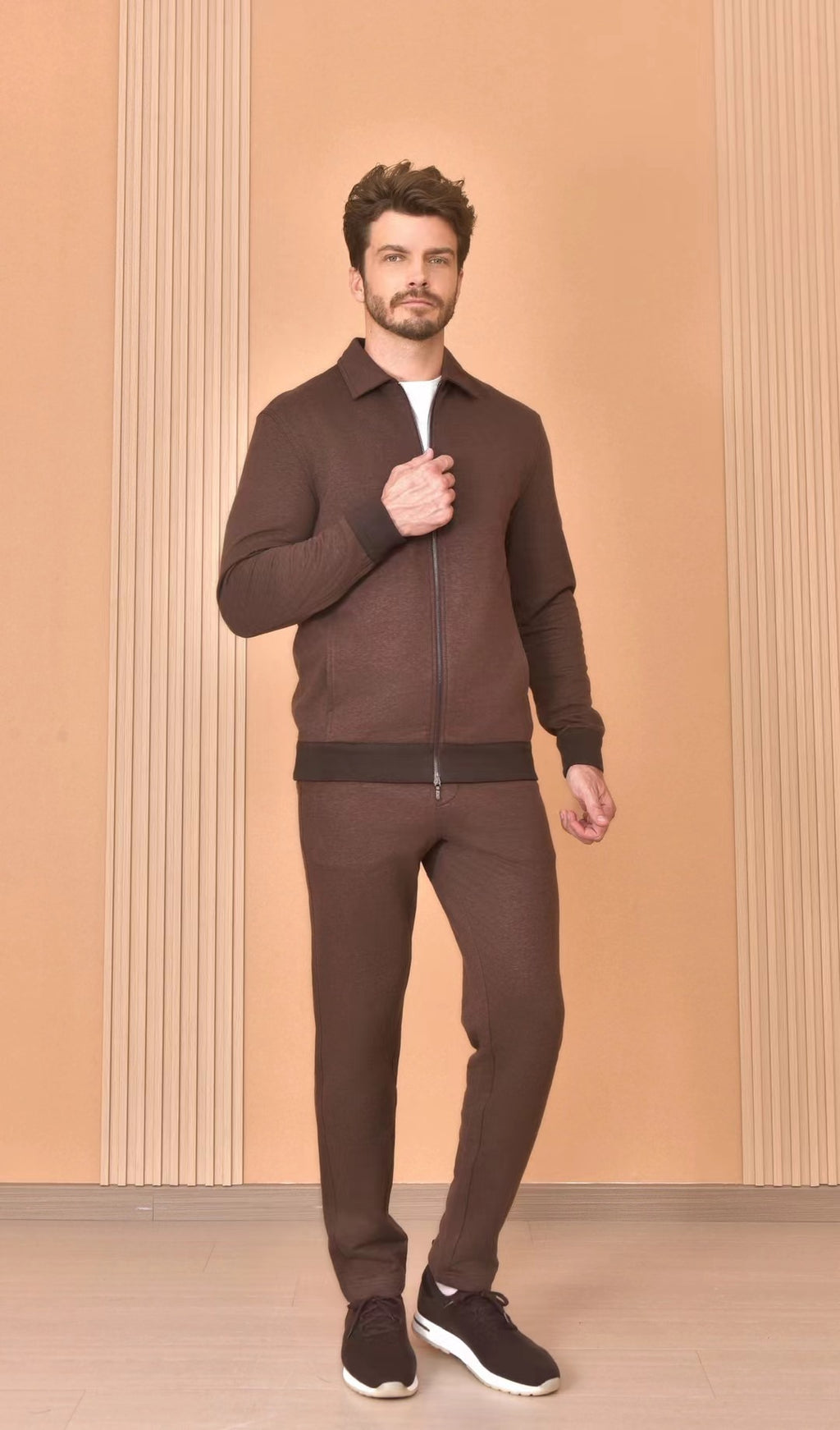 Loro Piana – Zip-Jacke, Hose und Sneaker in Braun & Schwarz Herren