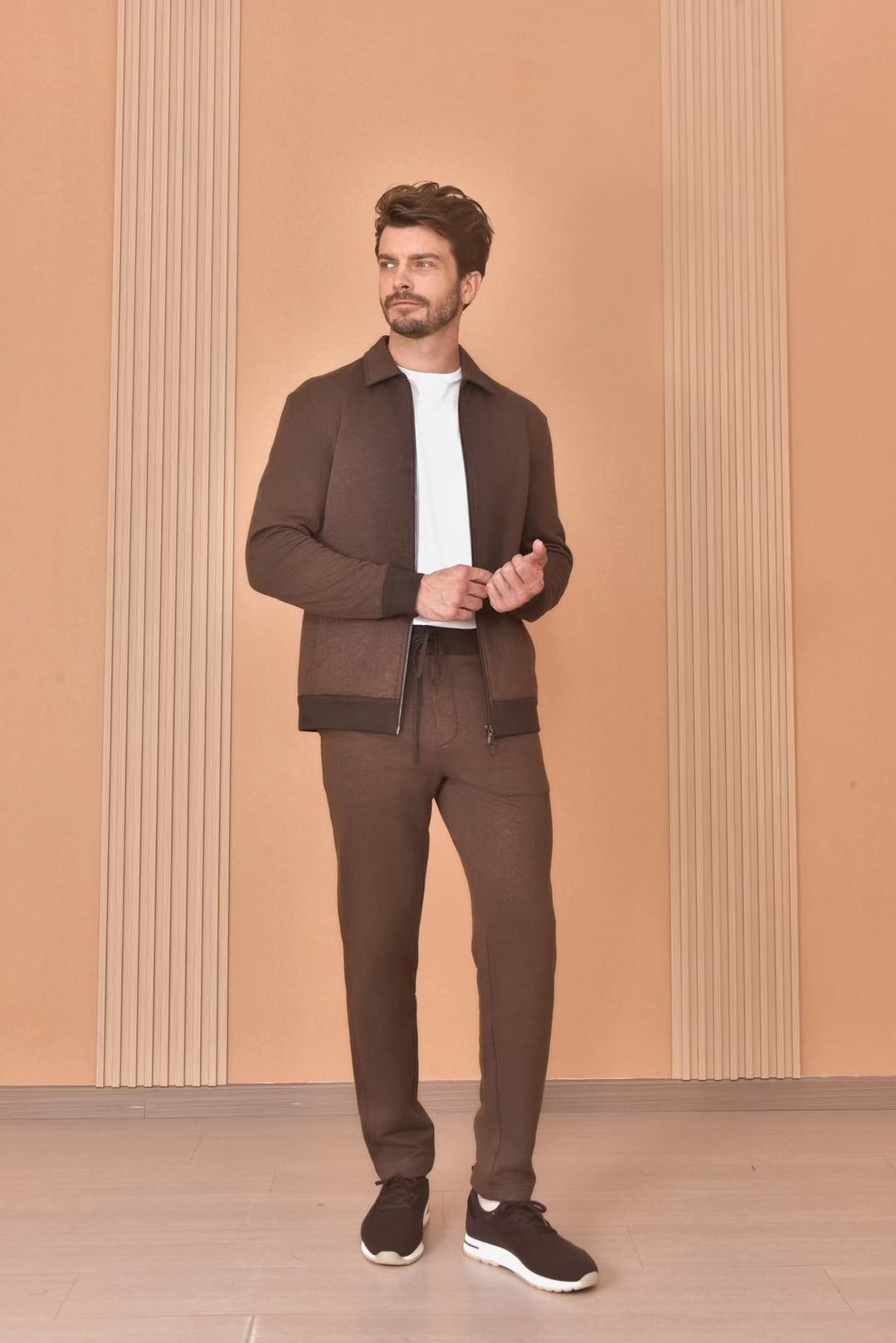 Loro Piana – Zip-Jacke, Hose und Sneaker in Braun & Schwarz Herren